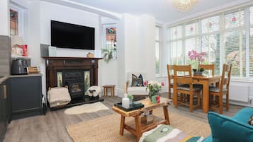 Flat-screen TV, fireplace