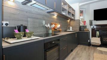 Dishwasher, cookware/dishes/utensils