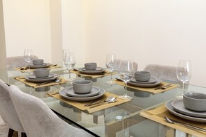 Deluxe-Apartment, 3 Schlafzimmer | Essbereich im Zimmer