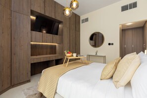 Leilighet – deluxe, 3 soverom | Safe på rommet, blendingsgardiner og strykejern/-brett