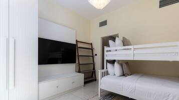 Cofres nos quartos, cortinas blackout, ferros/tábuas de passar roupa