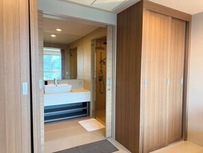 Condo, 2 quartos, sacada | Banheiro