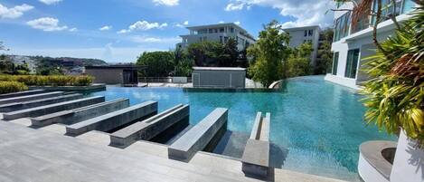 Una piscina al aire libre