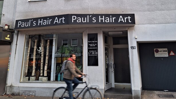 A building with a sign reading "Paul's Hair Art" on the ground floor. - In the middle of Lindenthal and with the bus right outside the door to the city center (Köln)
