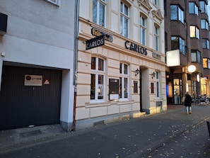 تفاصيل الفندق من الخارج