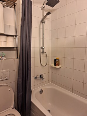 Towels, soap, toilet paper - In the middle of Lindenthal and with the bus right outside the door to the city center (Köln)