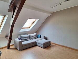 Living area - In the middle of Lindenthal and with the bus right outside the door to the city center (Köln)