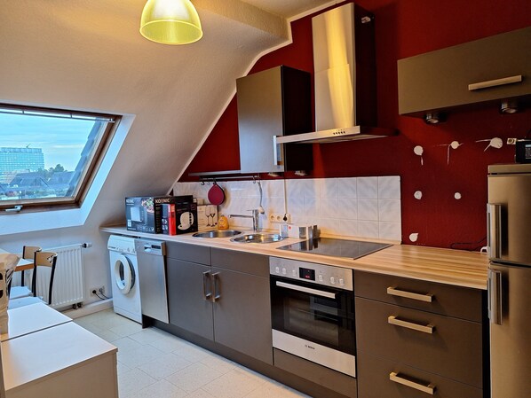 Frigorifero, microonde, forno, piano cottura