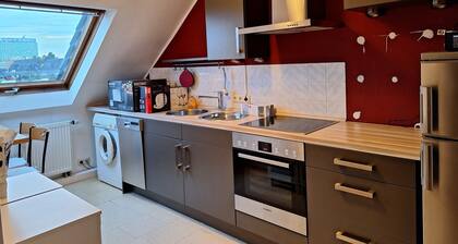 Mitten in Lindenthal und mit dem Bus vor der Tür in die City