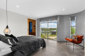 4 bedrooms, iron/ironing board, WiFi