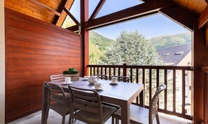 Outdoor dining - 4-room Duplex Apartment - Soleil D'aure Residence With Swimming Pool - Wifi Included (Saint-Lary-Soulan)