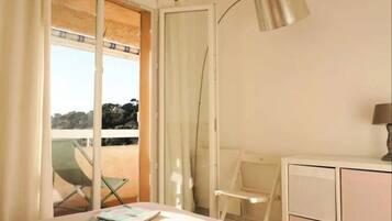 Bàn ủi/dụng cụ ủi quần áo