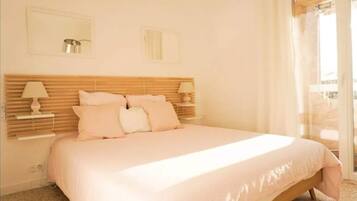 Bàn ủi/dụng cụ ủi quần áo