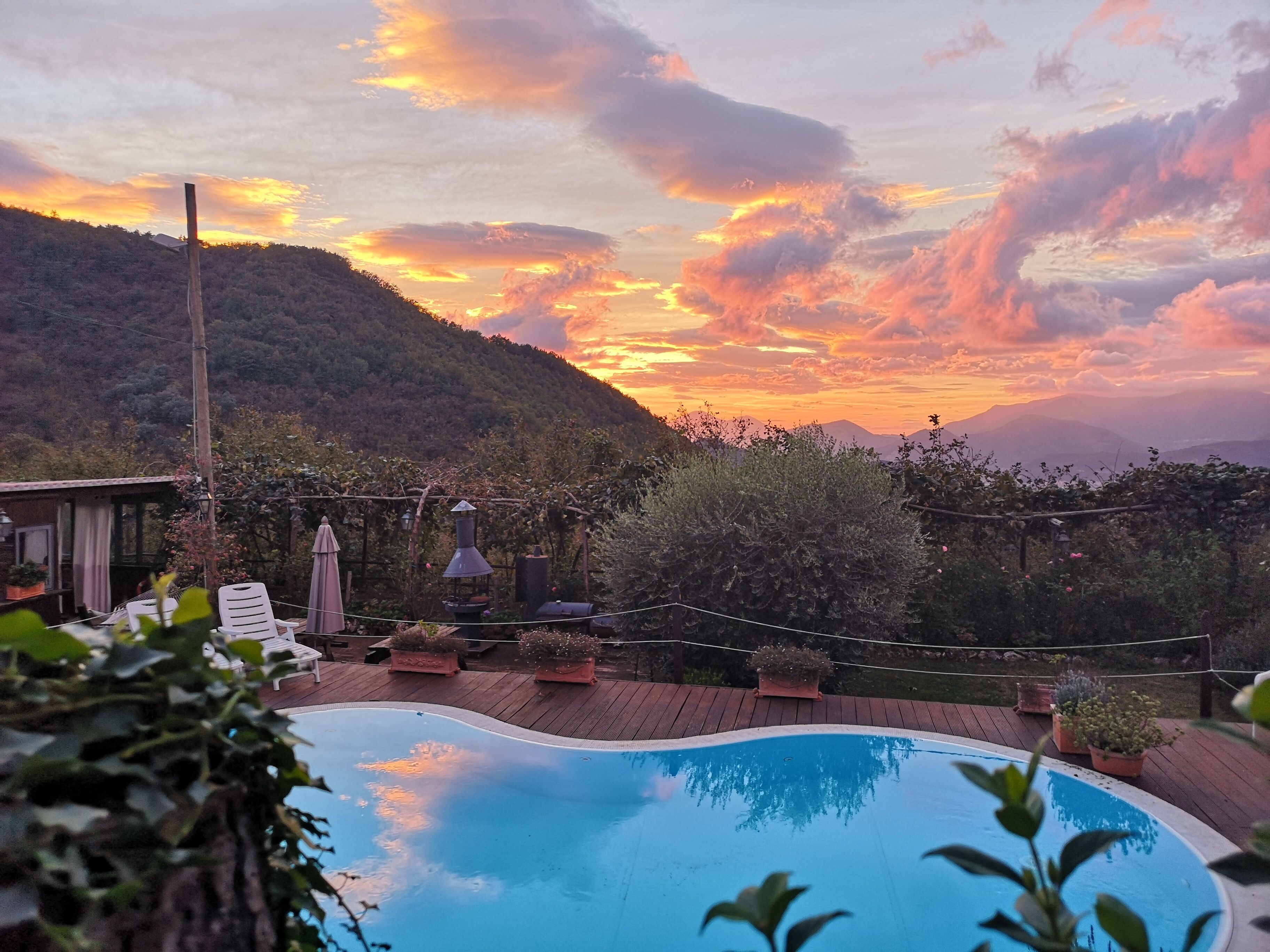 季节性开放的室外游泳池，池畔遮阳伞，日光浴躺椅