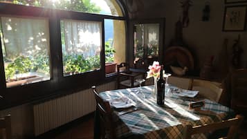 Breakfast, lunch, dinner served; Italian cuisine