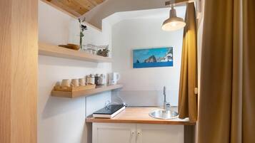 APPARTAMENTO CASTAGNA | Private kitchenette | Mini-fridge, electric kettle, highchair