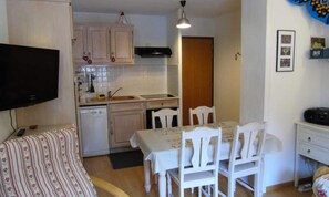 Interior - 2 Rooms for 4 People (Modane)