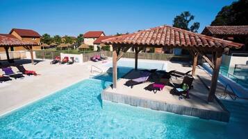 Hồ bơi ngoài trời