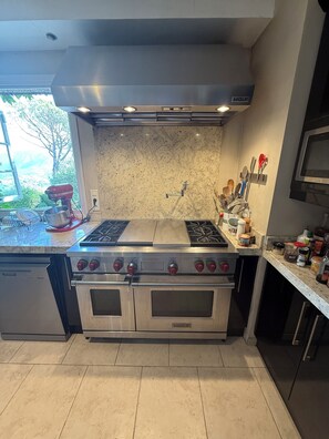Fridge, microwave, oven, stovetop - Beautiful French Riviera Provençal Family Villa with Pool (Châteauneuf-Grasse)