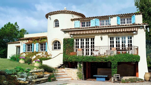 A Mediterranean-style villa with a pool, stone steps, and a balcony with blue shutters. - Beautiful French Riviera Provençal Family Villa with Pool (Châteauneuf-Grasse)