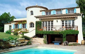 A Mediterranean-style villa with a pool, stone steps, and a balcony with blue shutters. - Beautiful French Riviera Provençal Family Villa with Pool (Châteauneuf-Grasse)