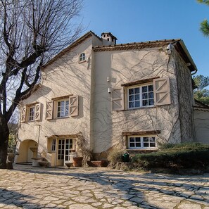 Exterior - Beautiful French Riviera Provençal Family Villa with Pool (Châteauneuf-Grasse)