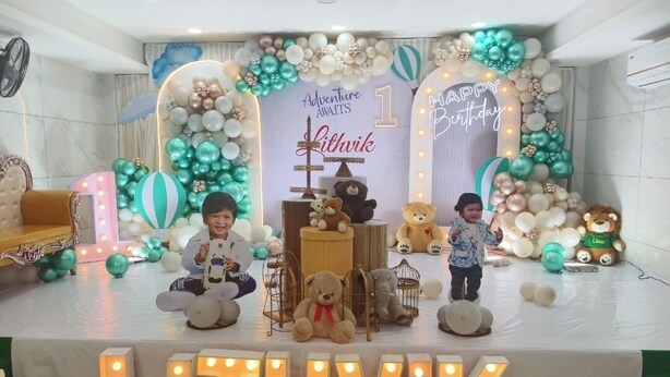 Egy színesen díszített színpad, lufikkal, egy „A kaland vár rád” felirattal, és egy nagy, világító tábla, amelyen elölről jól látható a „LITHVIK” felirat.