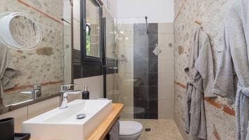 Regadera, secadora de cabello, toallas