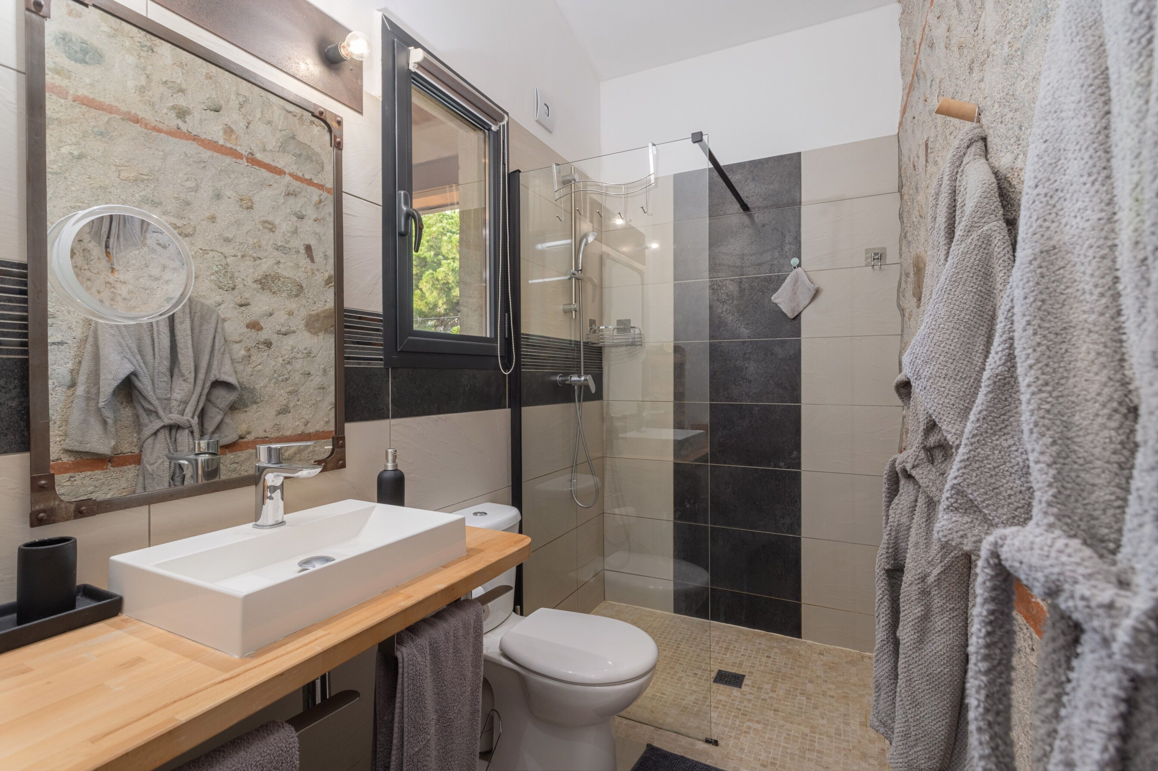 Ducha, secador de pelo y toallas