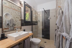 Dusche, Haartrockner, Handtücher