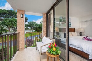 2 bedrooms, iron/ironing board, WiFi, bed sheets - Beachfront Paradise Air Conditioner Ocean Wave Sand Pool Hot Tub Sauna (Kihei)
