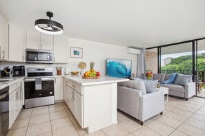 Private kitchen - Beachfront Paradise Air Conditioner Ocean Wave Sand Pool Hot Tub Sauna (Kihei)