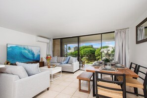 Living area - Beachfront Paradise Air Conditioner Ocean Wave Sand Pool Hot Tub Sauna (Kihei)