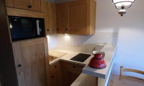 Microondas, cafetera/tetera, utensilios de cocina