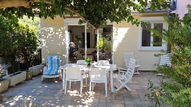 Outdoor dining - Villa in Saint Mandrier Near the Port (Saint-Mandrier-sur-Mer)