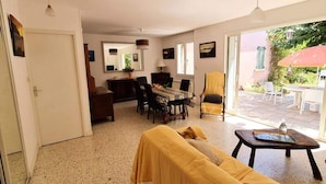 Living area - Villa in Saint Mandrier Near the Port (Saint-Mandrier-sur-Mer)