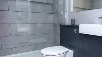 Dusj, hårføner, håndklær og såpe