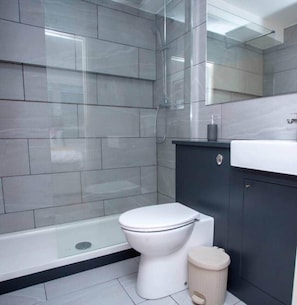 Shower, hair dryer, towels, soap - Modern Two Bedroom Apartment (Northampton)