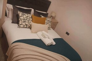 Iron/ironing board, WiFi, bed sheets - Modern Two Bedroom Apartment (Northampton)