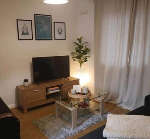TV - Modern Two Bedroom Apartment (Northampton)