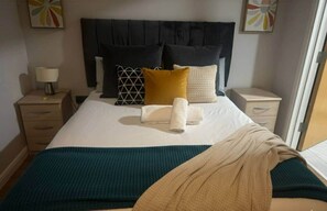 Iron/ironing board, WiFi, bed sheets - Modern Two Bedroom Apartment (Northampton)