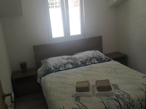 2 habitaciones, tabla de planchar con plancha y ropa de cama 