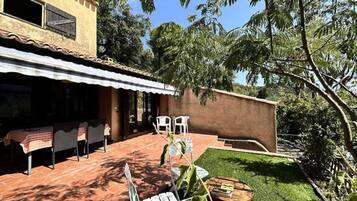 Khu ẩm thực ngoài trời