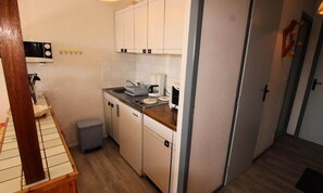 Microwave, oven, coffee/tea maker, cookware/dishes/utensils - 2-room Apartment in Les Saisies for 5 People (Hauteluce)