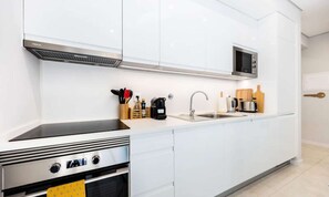Fridge, microwave, oven, coffee/tea maker - Apartment in Praia da Rocha by the Beach (Portimão)