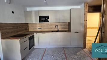 Máy rửa bát, ấm điện, dụng cụ nấu nướng/bát dĩa/dao nĩa