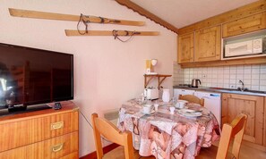 Microwave, dishwasher, coffee/tea maker, electric kettle - Apartment in Preyerand Near Ski Slopes (Les Belleville)