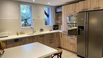 Tủ lạnh, lò vi sóng, máy rửa bát, dụng cụ pha cà phê/trà