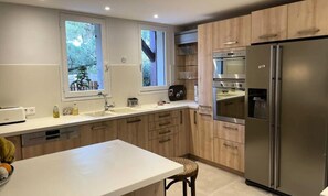 Fridge, microwave, dishwasher, coffee/tea maker - Villa in Lacanau Ocean With Private Pool (Lacanau)