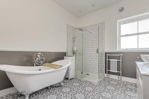 Shower, hair dryer, towels, soap - Stunning Modern Victorian Family Home Near Clapham Common (London)